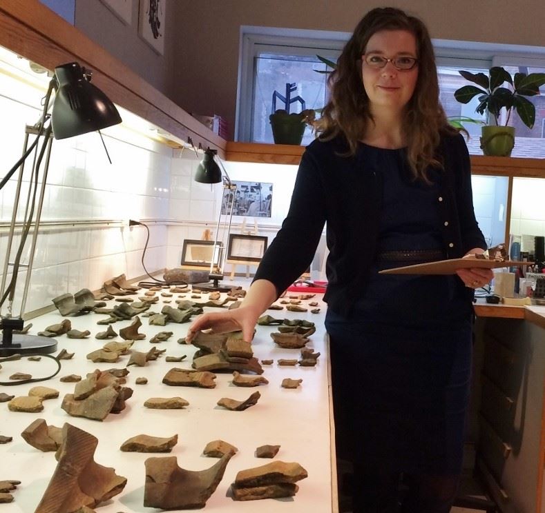 Caitlin organizes an assemblage of Huron-Wendat ceramics in ASI's laboratory in Toronto.
